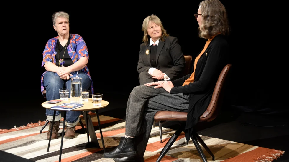 Marianne Westin och Karin Tjernström var teaterchef Gunilla Röörs första gäster i Röörs salong, där demokratin ska lyftas ur olika perspektiv under fem tisdagar på Norrbottensteatern.