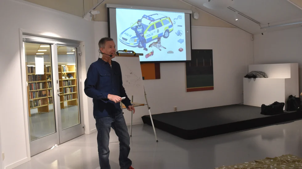 Författaren Johan Anderblad höll en interaktivt möte för barnen om böckerna om Bojan.