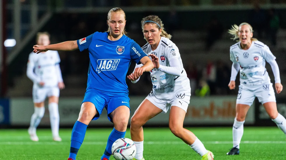 Eskilstuna Uniteds Noor Eckhoff, här i duell med sin tidigare lagkompis Loreta Kullashi, gjorde sitt första mål i United när hon reducerade till 3–1.
