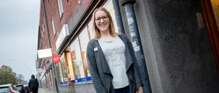 Känslan för gamla skyltar tänds på nytt – så bevaras skyltarna som gör Nyköpings gatubild