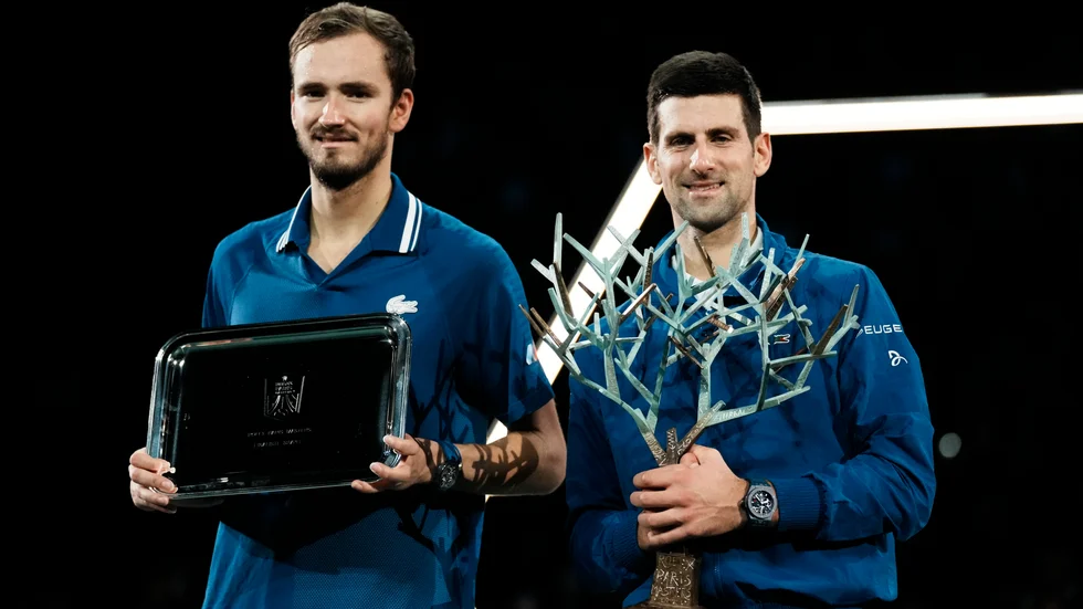 Daniil Medvedev, vänster, hyllar Novak Djokovic.