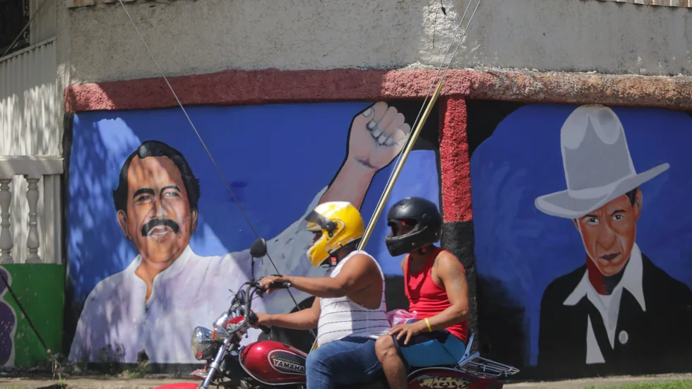 President Daniel Ortega och revolutionären Augusto César Sandino målade på en vägg i Nicaraguas huvudstad Managua.