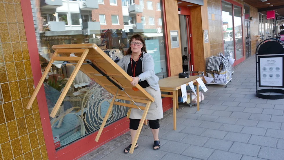 Utanför Lindex håller anställda och skyltansvariga Lena Norman på att lyfta ut några bord.

– Företagen kan inte bara leva på luft, men tanke på handeln under pandemin. Jag försöker sprida ut varorna utomhus 
 vid rean.
