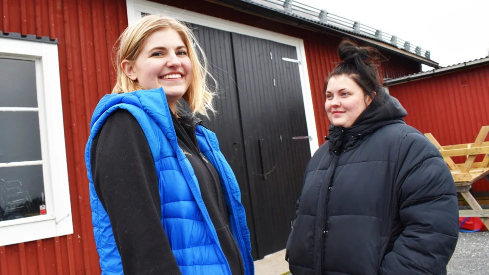 Systrarna Amanda Ritola och Julia Ritola tar över driften av Hamncaféet i Kåge. 