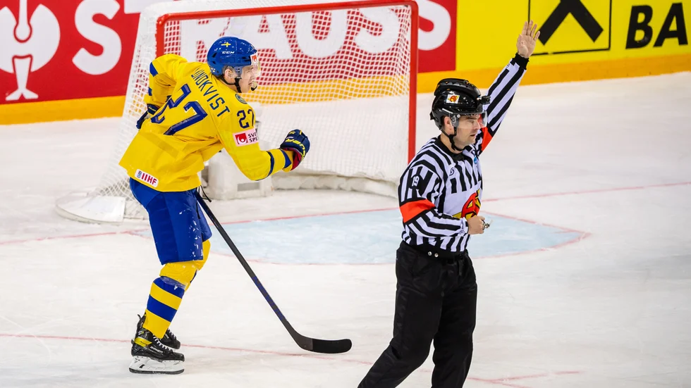 Nils Lundkvist tog sig haltande av isen efter smällen mot hans vänsterben.