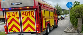 Bilist körde in i lyktstolpe i centrala Strängnäs
