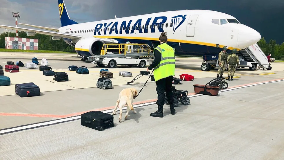 Charaden på flygplatsen i Minsk när bombhundar sökte igenom planet från Ryanair.