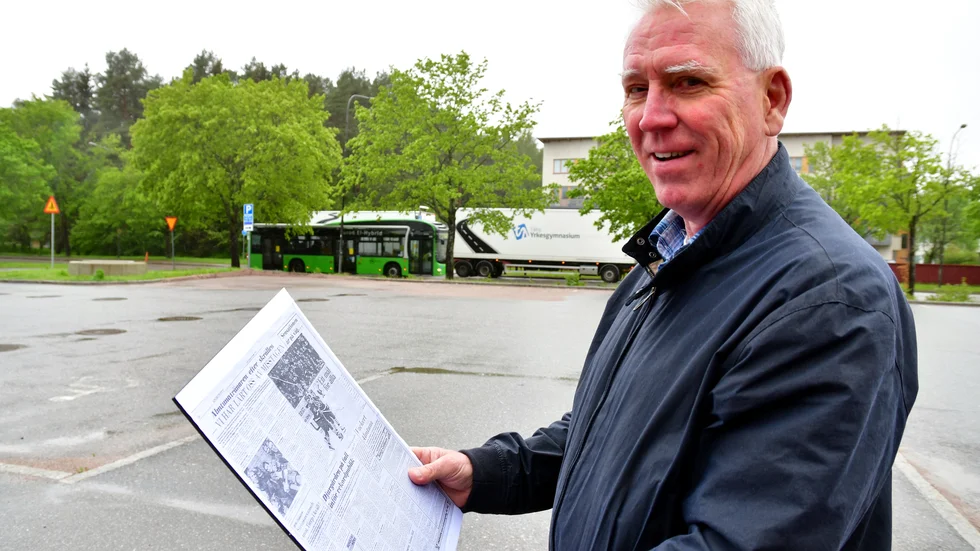 Thomas Helander med UNT:s tidningssida från 1976. Almtunas seger mot Djurgården blev en personlig revansch för honom. Det var jätteskrällen i den fullsatta Gränbyhallen.