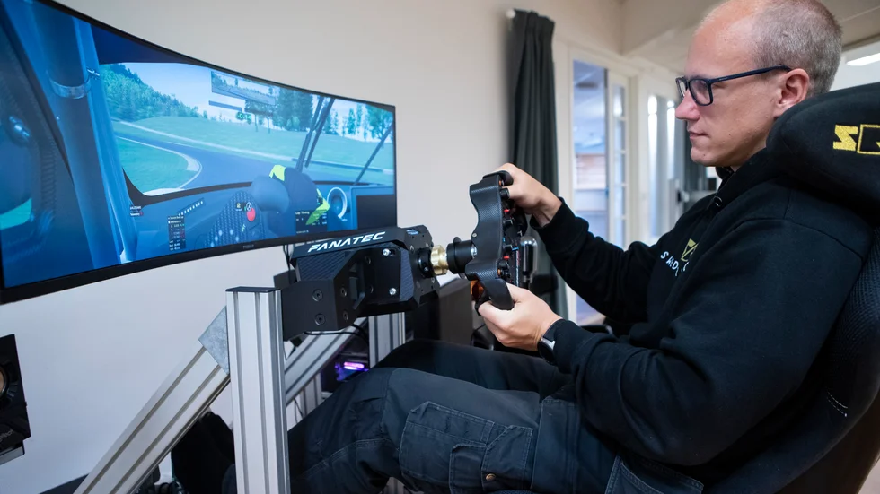 Mikael Engström visar hur man kör racing i en av de riggar han designat. Att hela riggen rör sig utifrån vad som händer gör körupplevelsen verklighetstrogen. Kraschar man så är det bara att trycka på reset och börja om. 