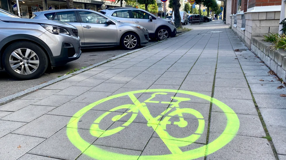 Så här målades trottoaren på Fredsgatan hösten 2021. Insändarskribenten väntar fortfarande på att målningen ska göras om.