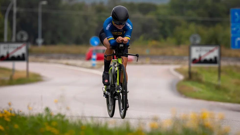 Karin Söderqvist kom i fjol på en 14:e plats i JVM-debuten. Här en bild från det. Nu är det klart att Motala AIF-cyklisten kommer att köra internationellt i år i ett nederländskt utvecklingsteam från Sittard.