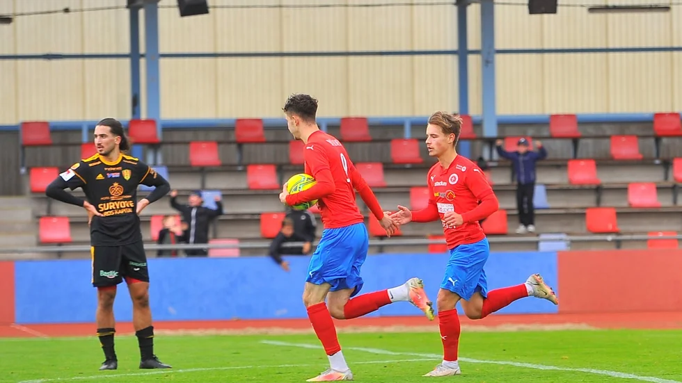 Bissarna och Syrianska möttes i en minst sagt målrik match på Rosvalla i mitten av september. Gästerna vann 5-4. Södertäljelaget står nu utan tränare.