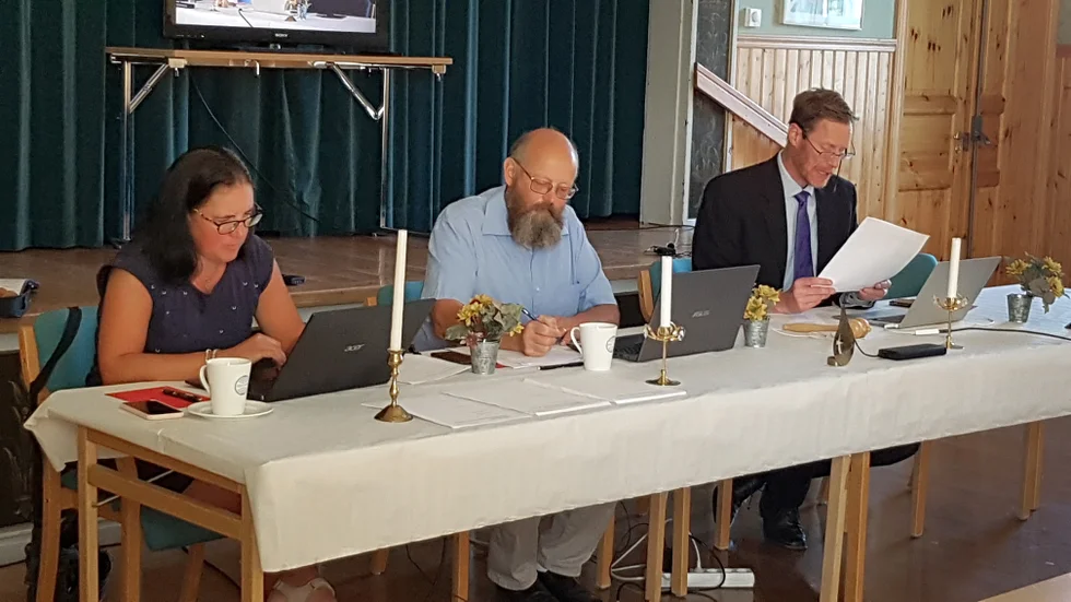 Vid presidiet från vänster: Annette Westöö, sekreterare för mötet.Två ordförande för mötet: Mikael Almqvist (ledamot i styrelsen) och Mats Selander (vald till partiordförande).
