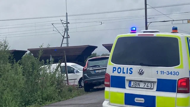 Föraren av den vita bilen på bilden chockades men klarade sig från skador.