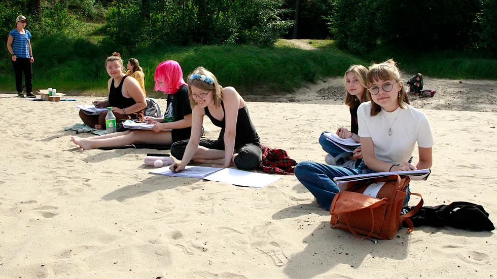 Linnea Mattsson, Gällivare, Molly Axelsson, Gällivare, Elin Norberg, Umeå, Elsa Grankvist, Piteå och Lova Johansson, Piteå skissade för fullt nere på stranden.