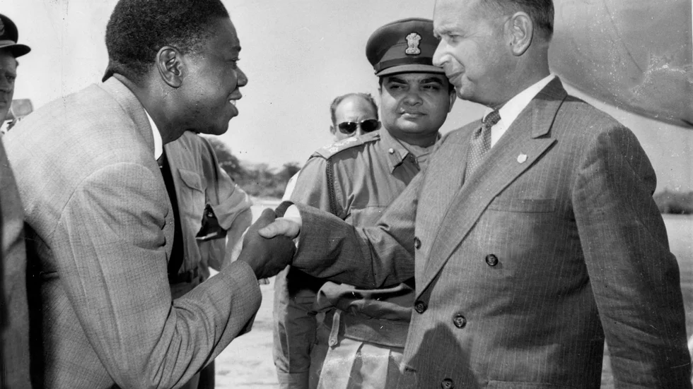 FN:s generalsekreterare Dag Hammarskjöld och utbrytarprovinsen Katangas president Moise Tshombe skakar hand efter fredsförhandlingar i Elisabethville 1960. Hammarsköljd var på väg att träffa Tshombe igen för att medla när hans plan i september 1961 störtade och svensken omkom.