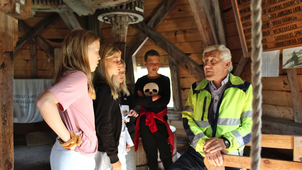 Eleverna från Loftahammars skola lyssnar fascinerat när Bengt Davidsson förklarar hur kvarnen fungerar. 
