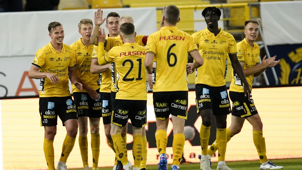 Lagkaptenen Johan Larsson, i röd armbindel, gratuleras efter hans matchavgörande 3–2-mål hemma mot Häcken.