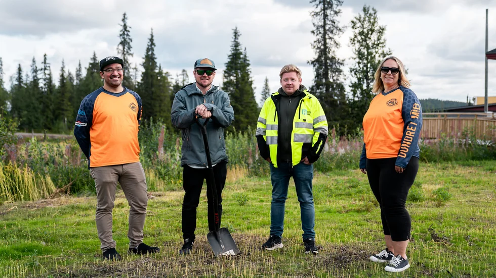 Tony Nordmark, Dundret MTB, Tobias Larsson, Dundret Lapland, Mikael Johansson, Arctic Infra och Catrin Kontio, Dundret MTB på platsen där pumptracken ska anläggas.
