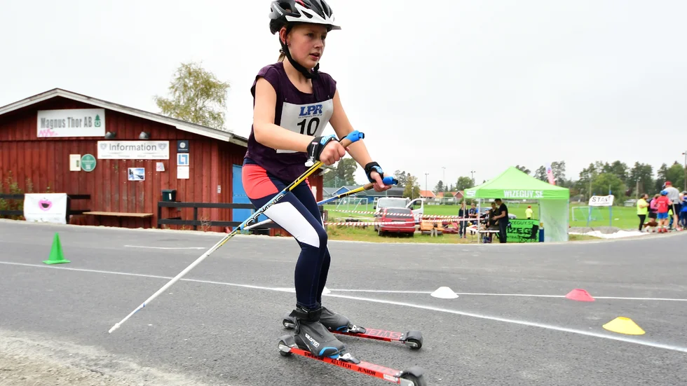 Linnea Holm från Storvreta IK på de nya asfaltsbanorna vid Skogsvallen. Invigningen var under helgen, med Torgny Mogren som expertspeaker 