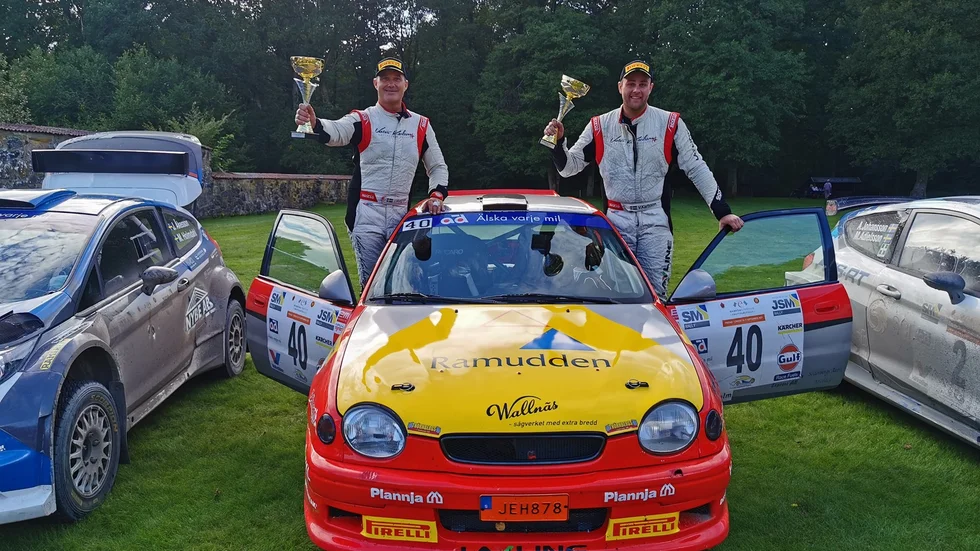 Victor Karlsson och kartläsaren Jonas Magnér var knappt slagna som tvåa i helgens SM-rally. De ligger trea i klassen inför sista deltävlingen.