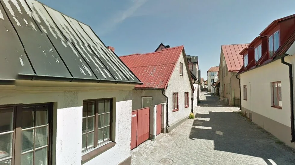 Huset på Berggränd 5 (med rött tak till vänster) såldes för 11 miljoner kronor.