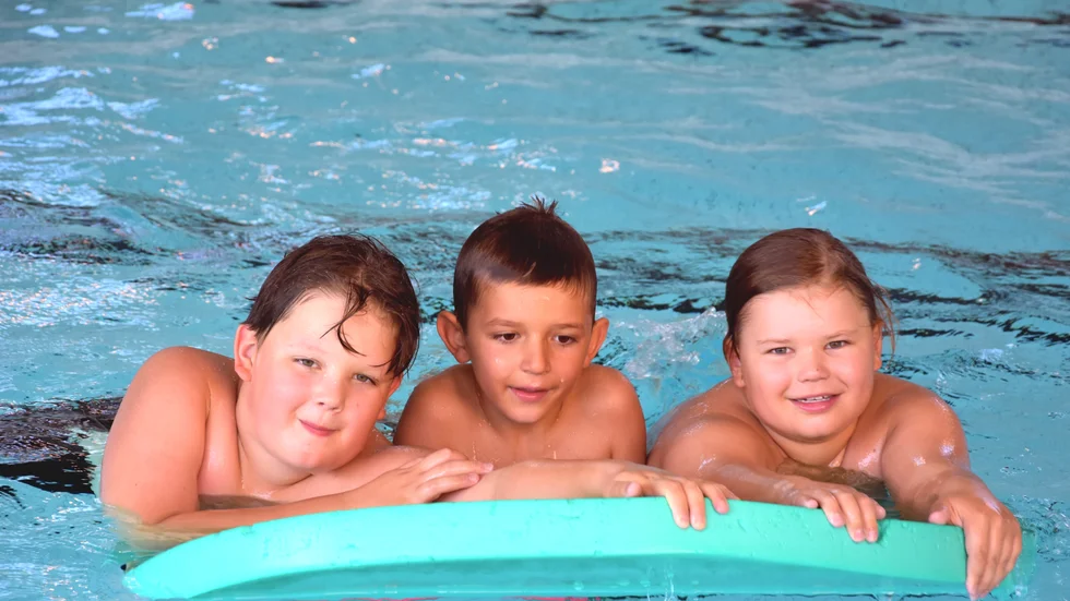 Lucas Boman, Noel Boman och Casper Boman trivs i badet.