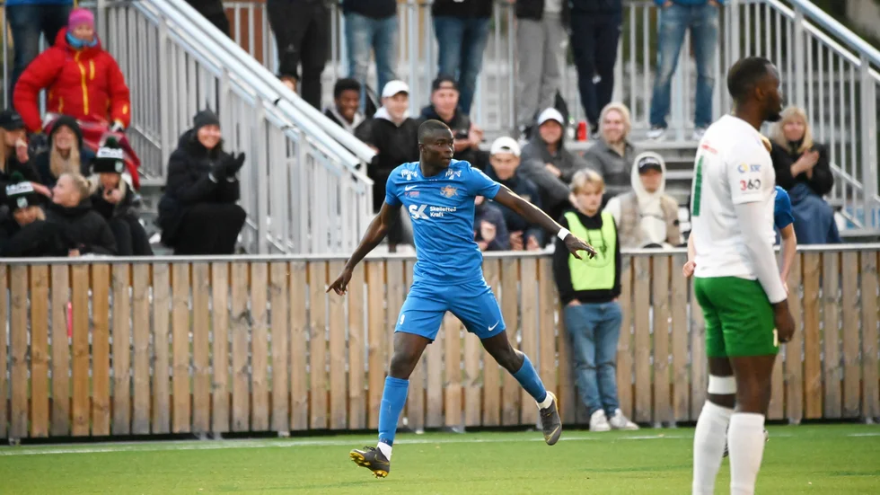 Severin Tatolna jublar efter sitt vackra 2–0-mål i Sunnanås välförtjänta derbyseger.