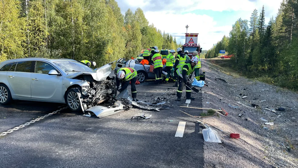 Två personbilar frontalkolliderade på väg 95 på fredag eftermiddag.