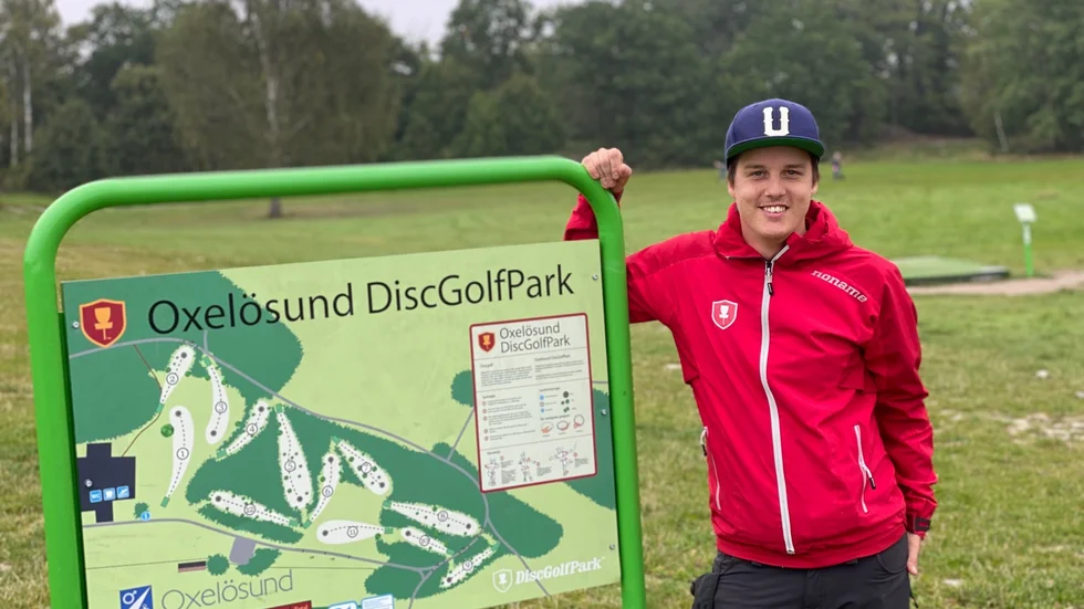 Lars Jansson är något så ovanligt som bandesigner för discgolfbanor. Här är han i Ramdalen för att rita sex nya banor till Oxelösunds discgolfbana.