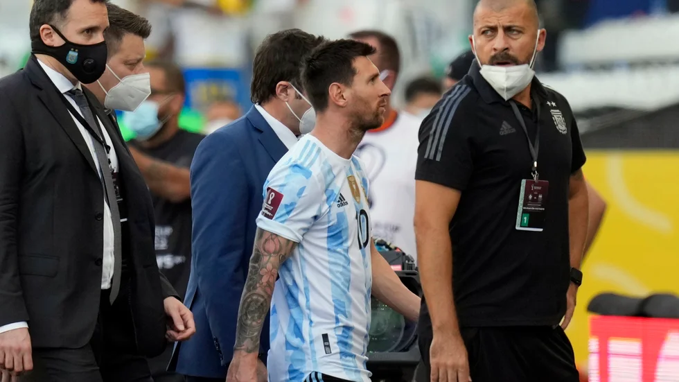 Argentinas Lionel Messi går av planen sedan VM-kvalmatchen mot Brasilien stoppats.