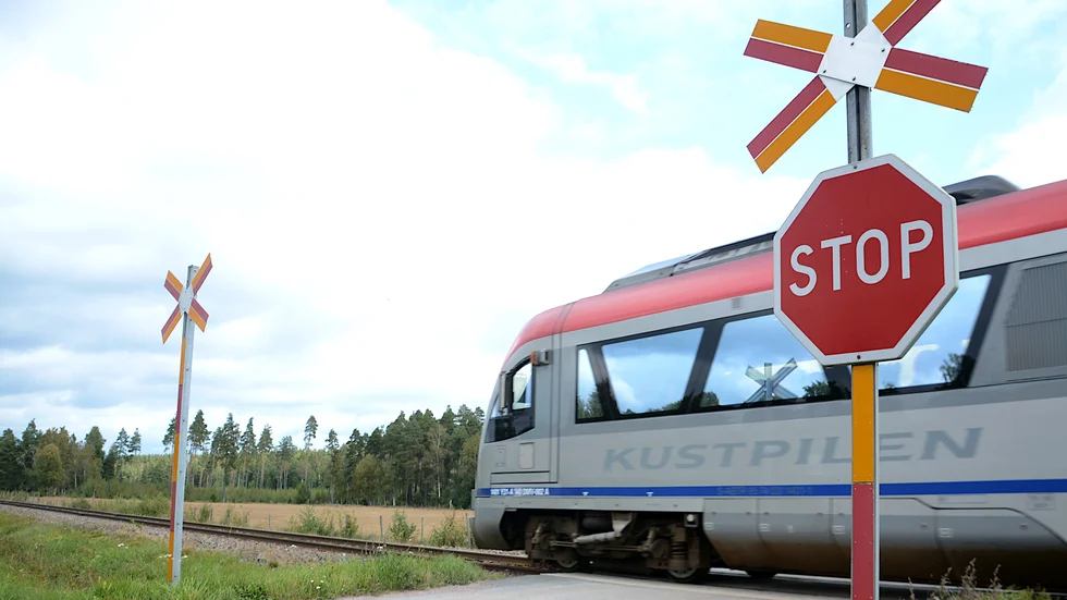 Ett Kustpilen-tåg på väg norrut var mycket nära att kollidera med en bil som körde rakt över korsningen vid Hamra by, några kilometer söder om Vimmerby på tisdagseftermiddagen.