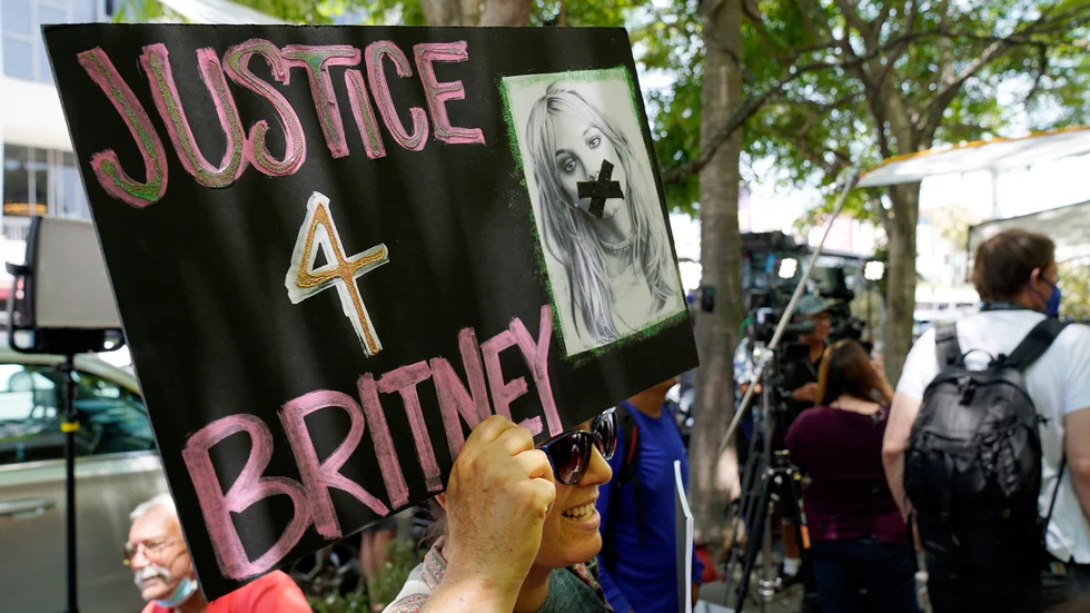 Anhängare av den så kallade "Free Britney"-rörelsen utanför domstolen i Los Angeles i juli.
