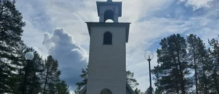 Blixten slog ned i kyrkan – träpanel sprängdes • Se bilder på skadorna
