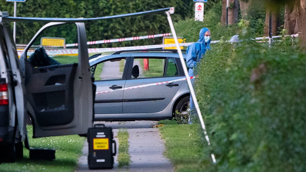 Polis och kriminaltekniker på plats efter att två människor skjutits på en parkeringsplats i Köpenhamnsförorten Herlev. Arkivbild från juni 2019.