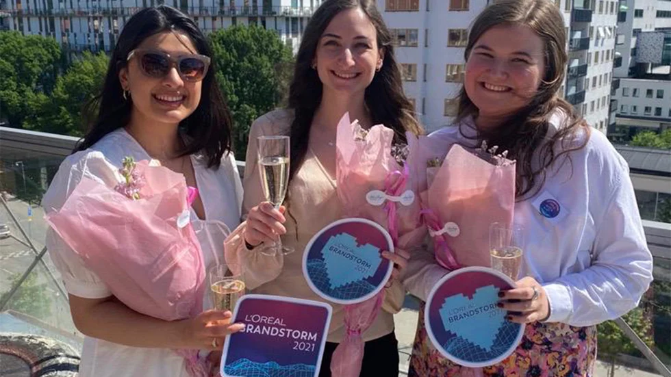 Uppsalalaget Klubben, bestående av Parisa Jazeb, Annalena Badiale och Clara Wik, firade vinsten i L'Oréals tävling Brandstorm.