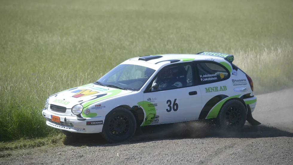 Hampus Jakobsson i sin Toyota Corolla.