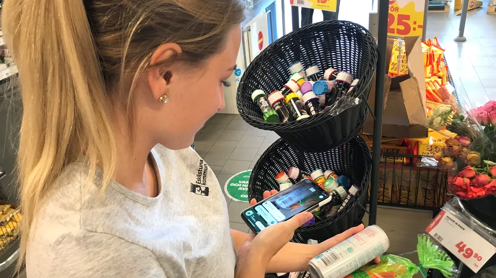 Josefine Ludvigsson, 22, testar betallösningen Scan & pay på Coop Eskilstunavägen i Torshälla, som är en av två butiker i kommunen som öppnat upp igen efter nedstängningen.