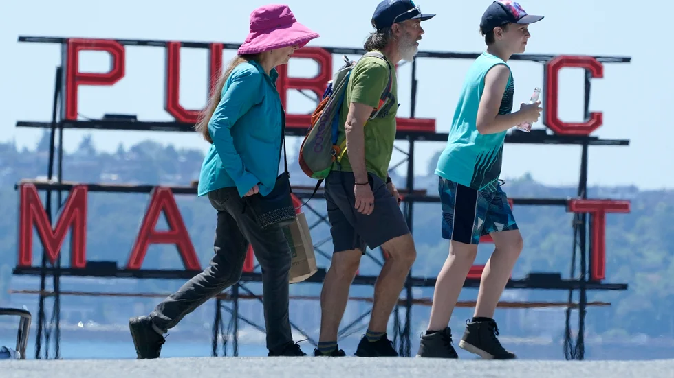 Folk hukar under extremhettan i nordvästra USA och västra Kanada, här i Seattle.
