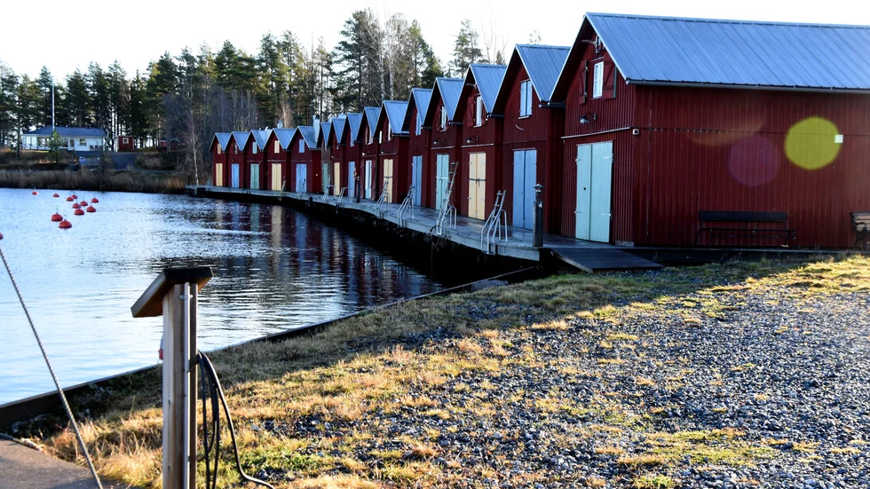 Sjöbodarna i Kängsö hamn som Luleå kommun nu gett dispens.
