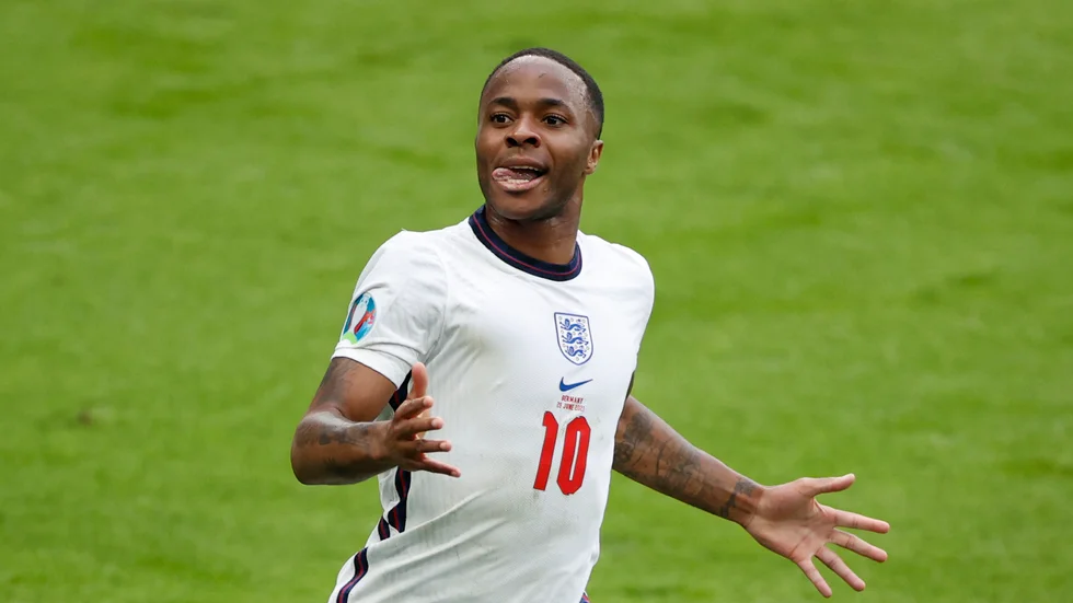 Raheem Sterling jublar efter sitt 1-0-mål mot Tyskland i åttondelsfinalen i EM.