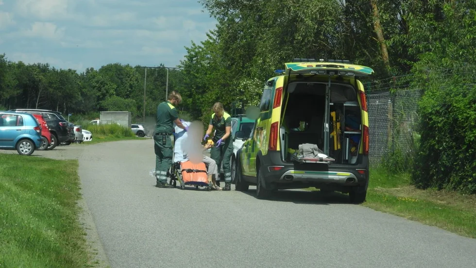 Larmet om det påkörda personen inkom på tisdagens eftermiddag.