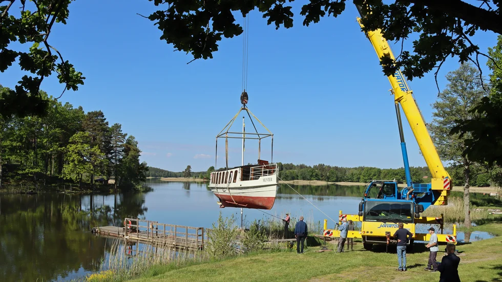 Sjösättning av ångslupen Munter i Hallbosjön i Vrena.
