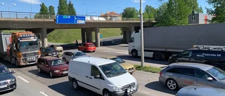 Långa köer efter trafikolycka på E4 i centrala Skellefteå 