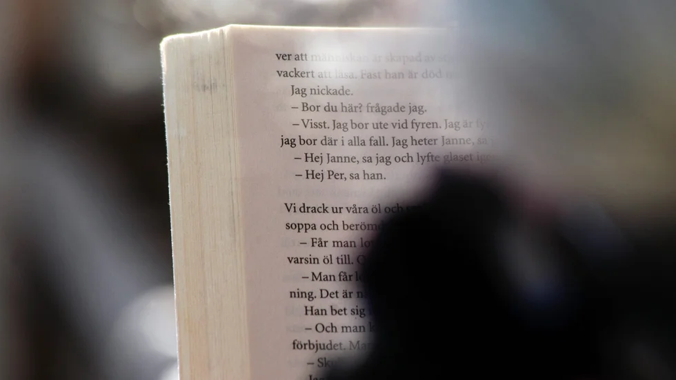 Att läsa är att dö en smula. I alla fall när man avbryts av braskande undersökningar som slår fast att läsningen är på dekis. 