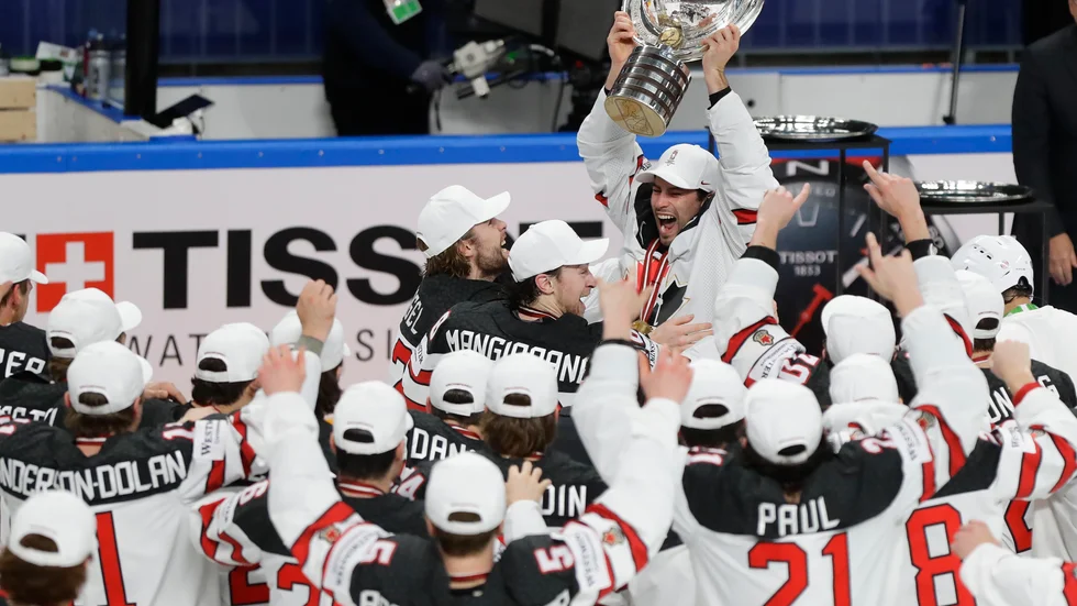 Kanadas lagkapten Adam Henrique lyfter VM-bucklan mot skyn efter en dramatisk finalseger över Finland.