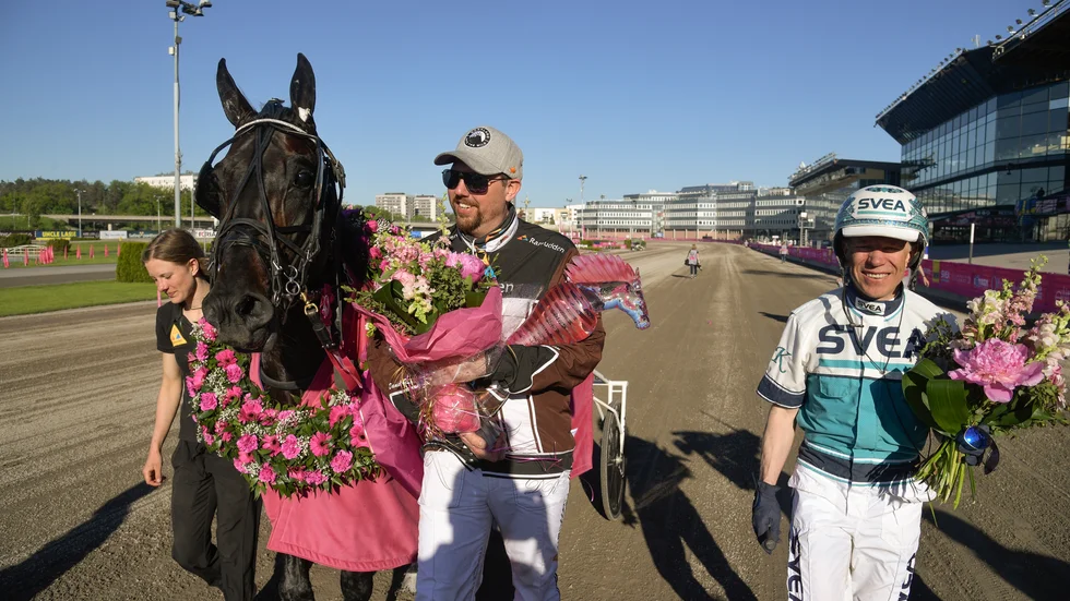 Daniel Redén strålande lycklig efter Elitloppsegern med Don Fanucci Zet. Tanken var att skulle tävla med han i Prix d’Amérique, men han har fått feber så den drömmen sprack. 