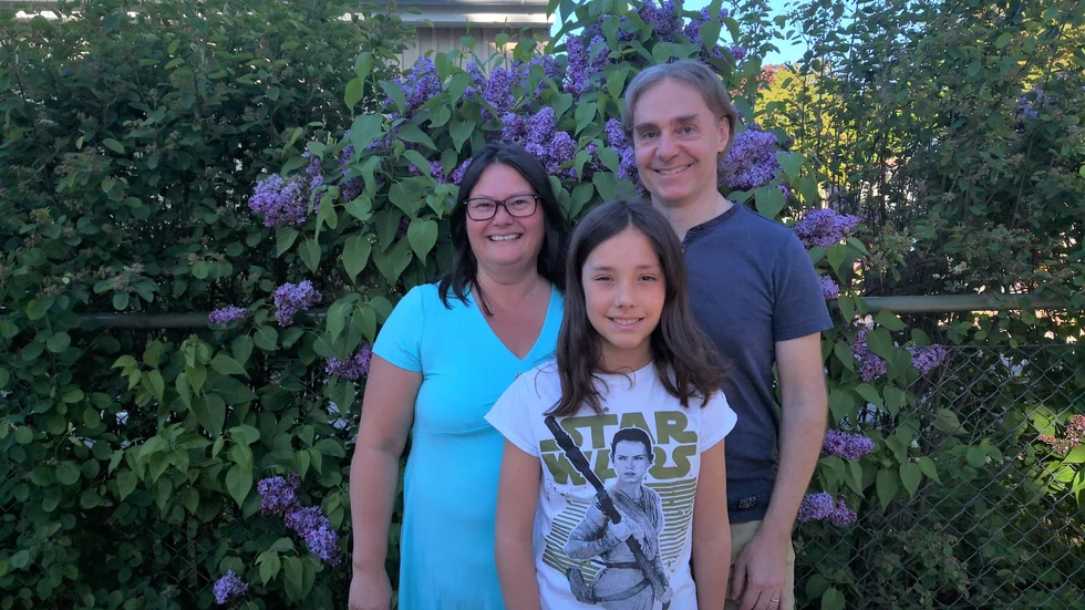 Under ett frisörbesök kommer familjen i kontakt med särskild begåvning för första gången. En annan kund snappar upp samtalet mellan mamma Elisabeth och frisörskan och flikar in att det påminner en hel del om särskild begåvning. 

"Vi fick lite tips på saker att läsa och då började man förstå varför han haft så svårt att förstå de andra barnen på förskolan eller varför de har haft svårt att förstå honom", berättar Elisabeth.



