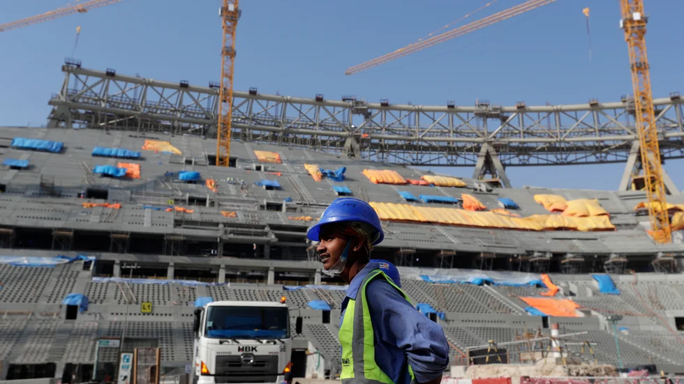 Migrantarbetare vid Lusail Stadium, en av VM-arenorna. Arkivbild.