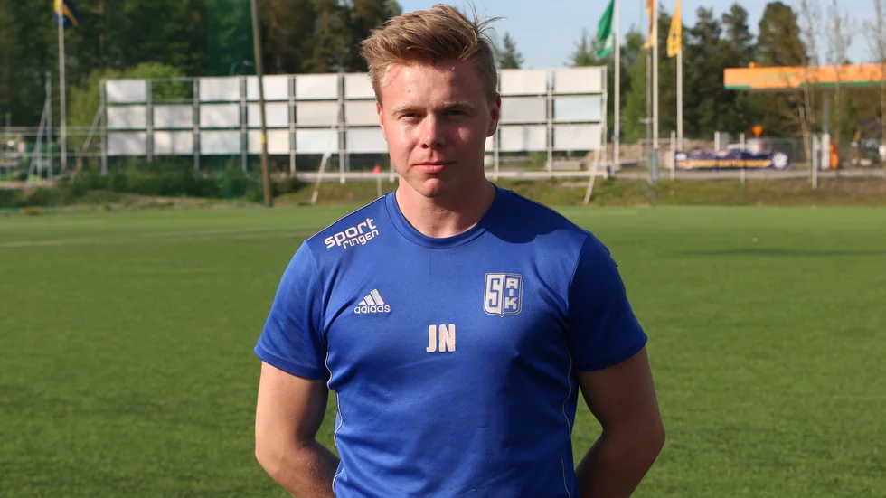 Johan Nyström imponerade mellan stolparna när Storfors petade ned IFK Luleå från tabelltoppen i division två-fotbollen. SAIK vann på bortaplan 2-1.